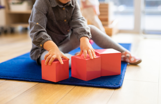 Enfant avec des cubes Montessori