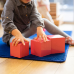 Activité Montessori Enfant avec des cubes Montessori