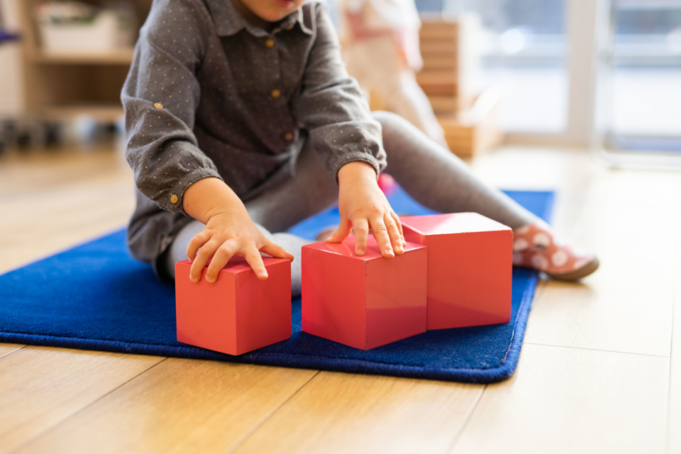Enfant avec des cubes Montessori