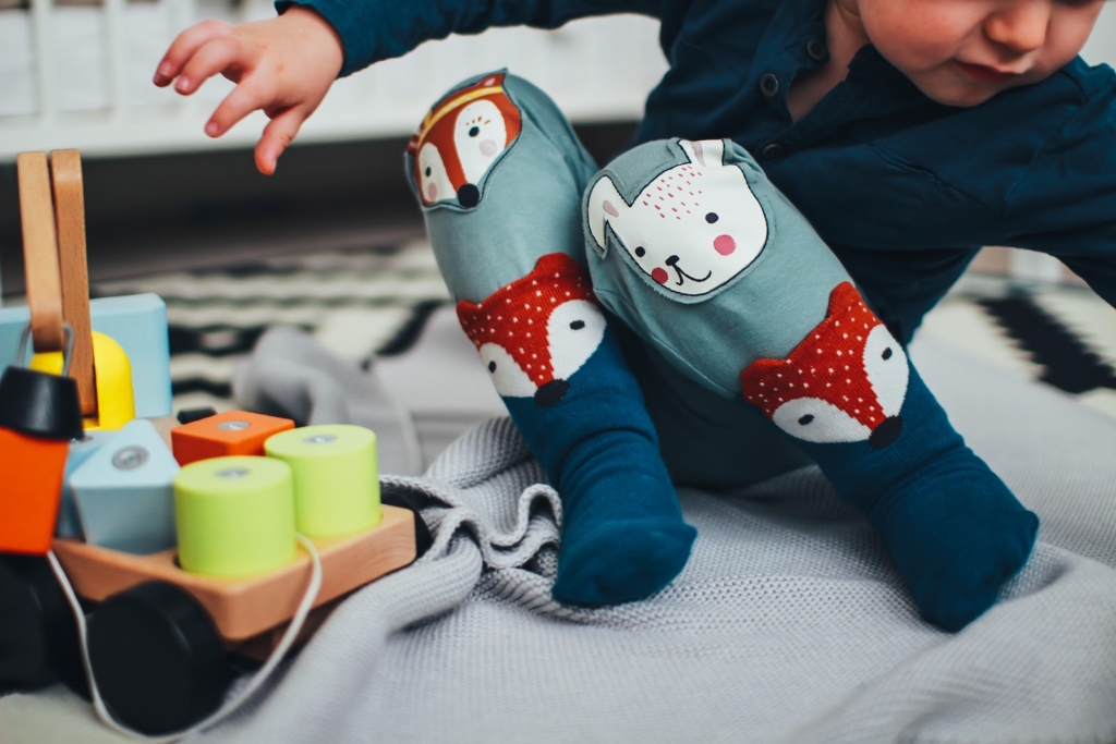 La pédagogie Montessori n’a plus à faire ses preuves. Chaque jour, elle séduit de nouvelles familles et est déjà mise en place dans de nombreuses écoles. 
Élaborée au début du 20ème siècle sur la base du terrain et de l’observation scientifique par Maria Montessori, la méthode Montessori se veut concrète et pratique. Elle permet aux enfants de grandir en confiance et en autonomie.
Sa mise en place à la maison est la portée de tous. Montessori à la maison : mode d’emploi.