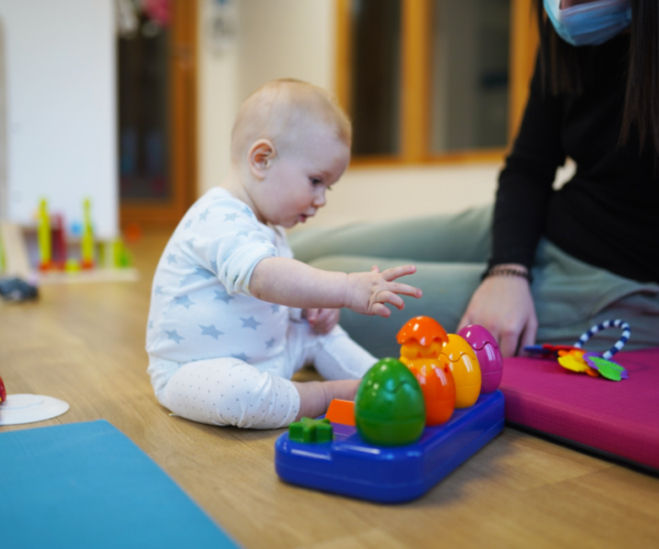 Un enfant qui joue en profitant et profite des centre d'accueil Les Petites Canailles.