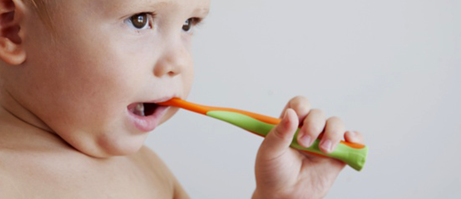 Comment choisir la brosse à dents de bébé