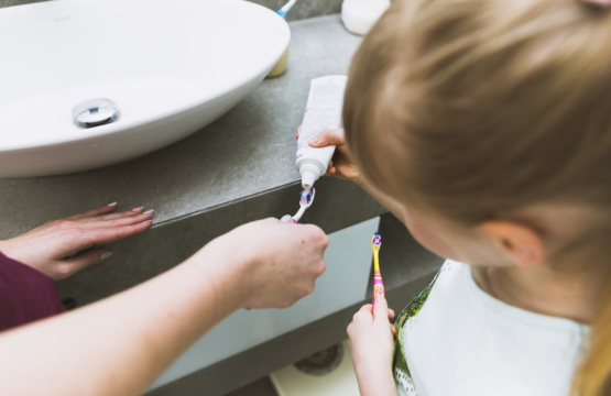 Petite fille qui applique du dentifrice