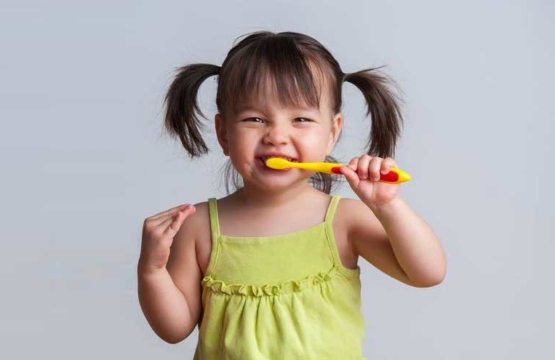 Petite fille qui se lave les dents