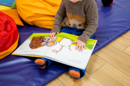 Lecture d'un livre en creche