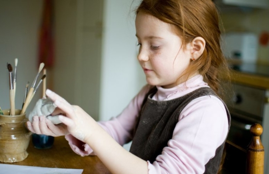 Enfant qui pétrie la pâte à sel diy