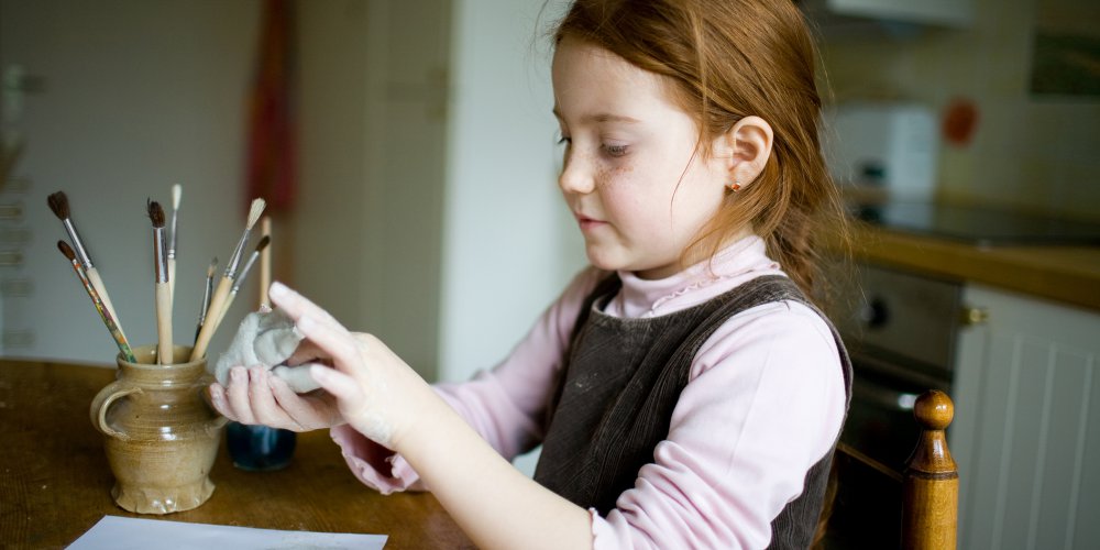 Enfant qui pétrie la pâte à sel diy