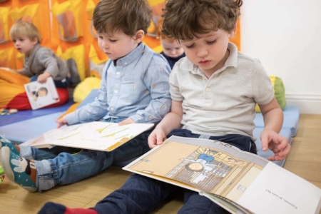 Un enfant qui lit un livre dans une de nos crèches privées Les Petites Canailles