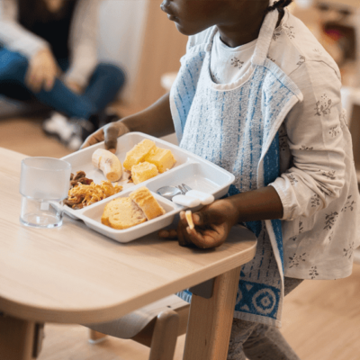 Un enfant en pause déjeuner