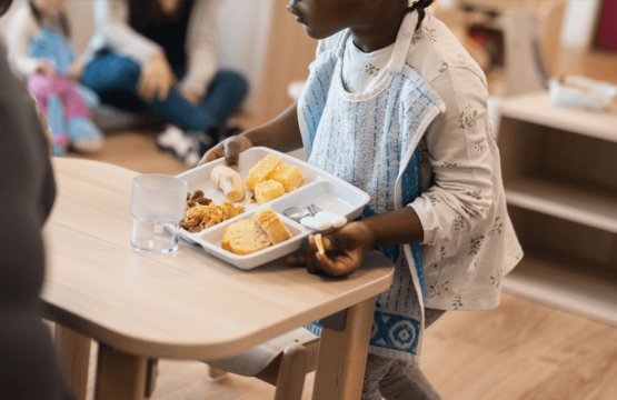 Un enfant en pause déjeuner