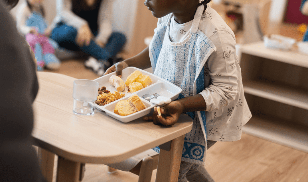 Un enfant en pause déjeuner