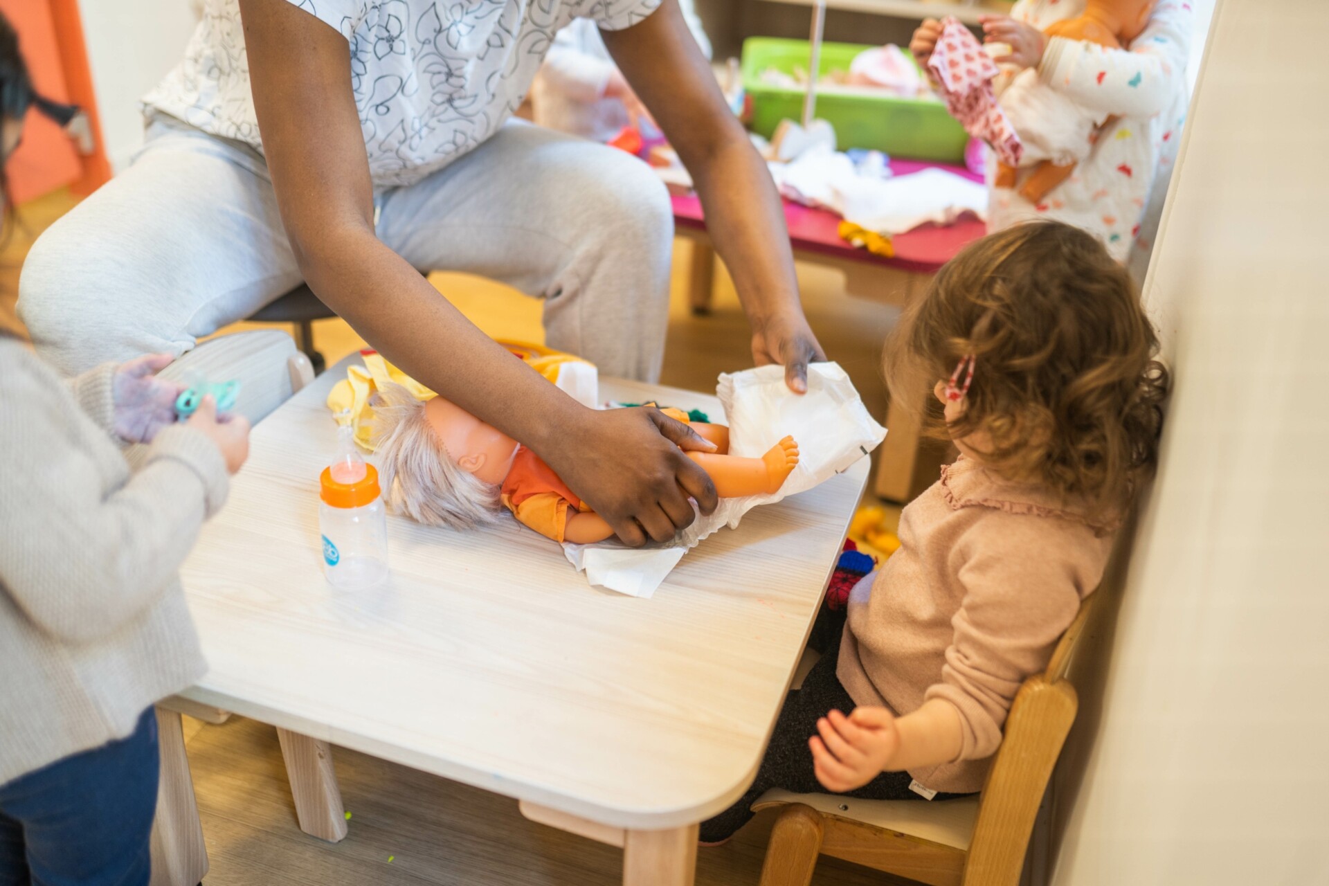 Enfant qui change une poupée