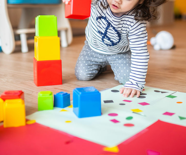 Bébé joue en crèche les Petites Canailles