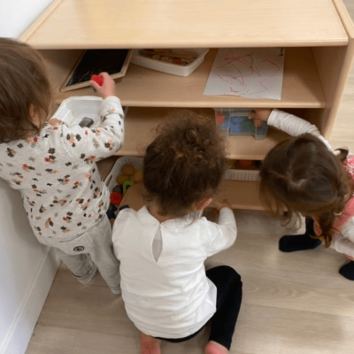 enfants en accueil âges mélangés en train de jouer