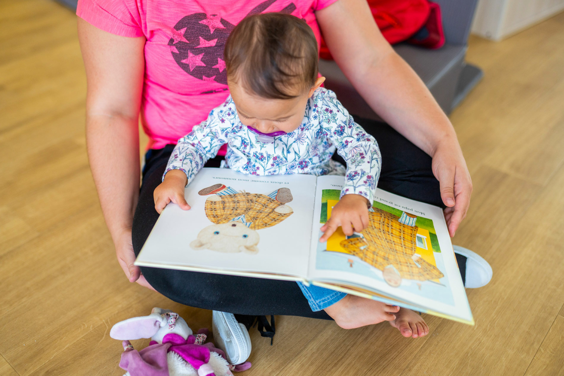 lecture d'un livre par un enfant en crèche