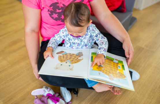 lecture d'un livre par un enfant en crèche