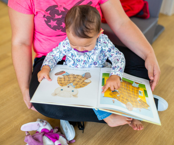 lecture d'un livre par un enfant en crèche