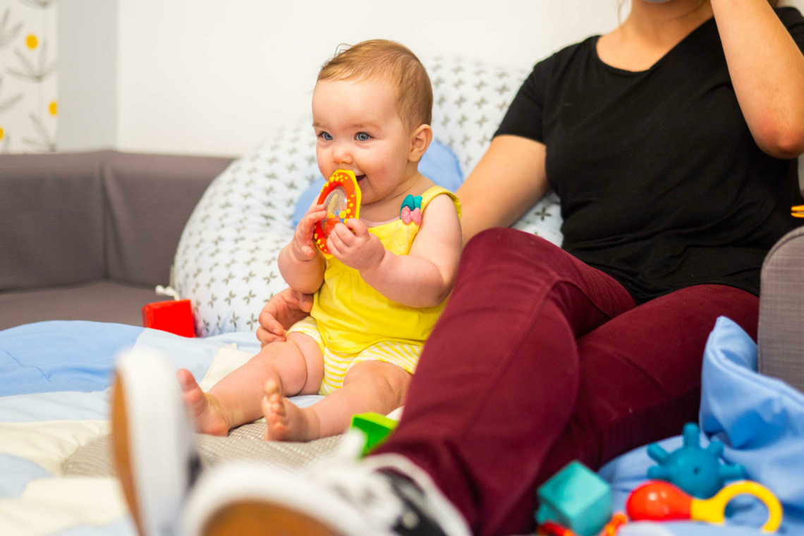 une professionnelle garde bébé en crèche