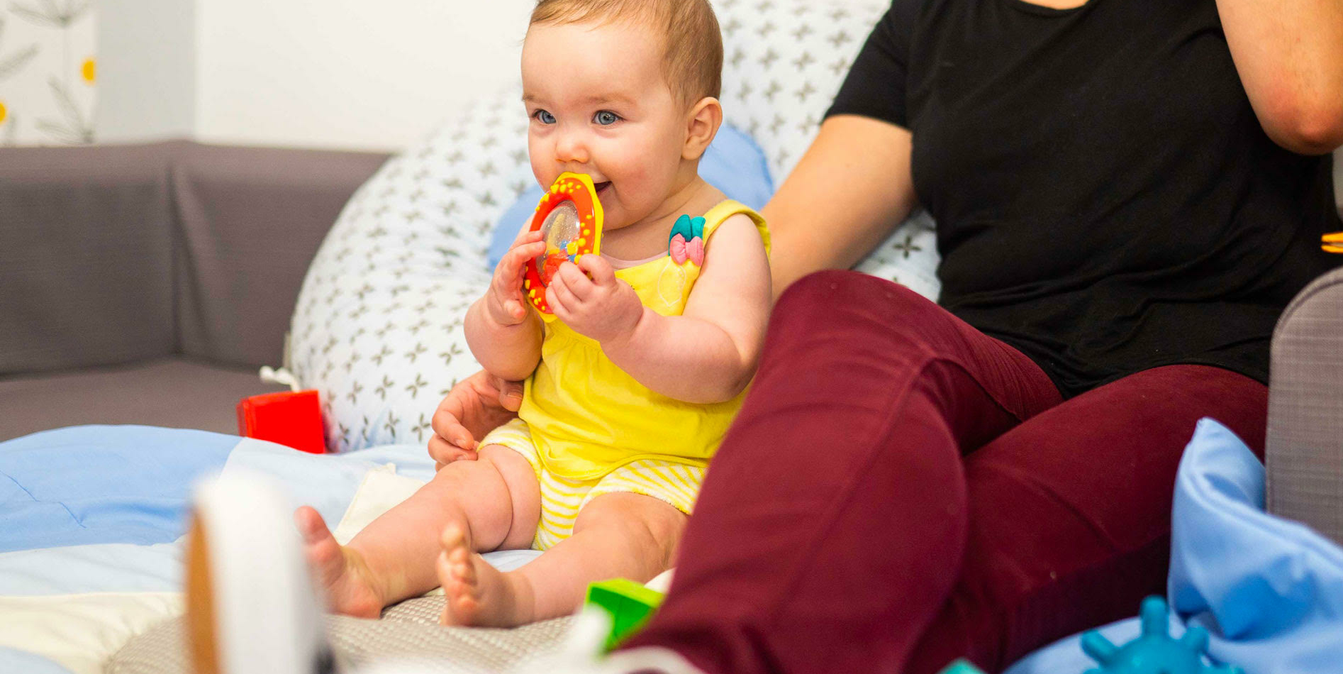 une professionnelle garde bébé en crèche