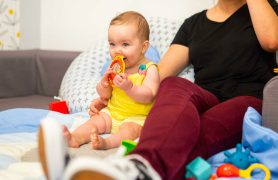 une professionnelle garde bébé en crèche