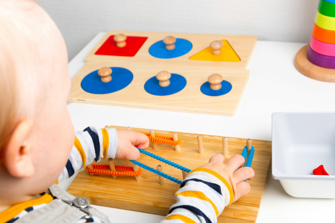 5 jeux d'éveil bébé inspirés de la méthode Montessori