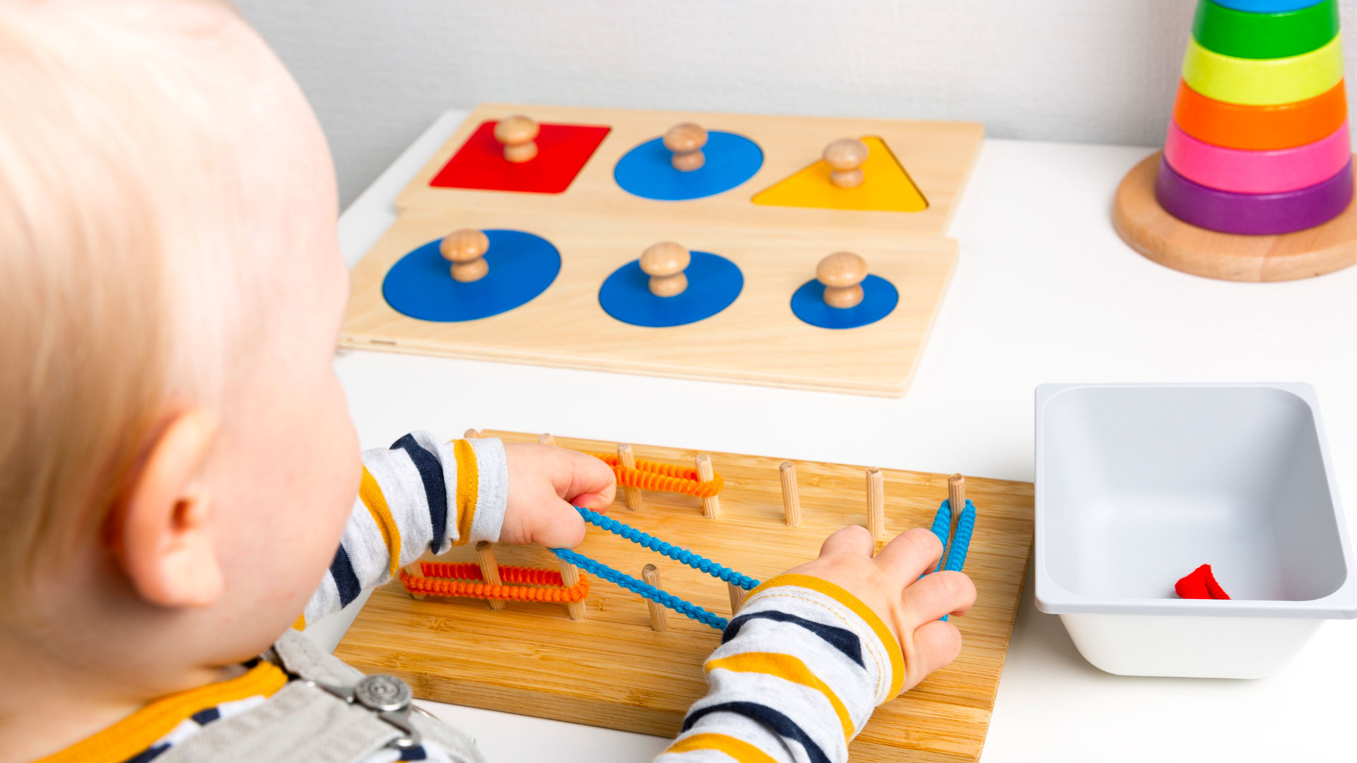 Peinture propre : une activité sensorielle pour les bébés inspirée de la  pédagogie Montessori - Marie Claire