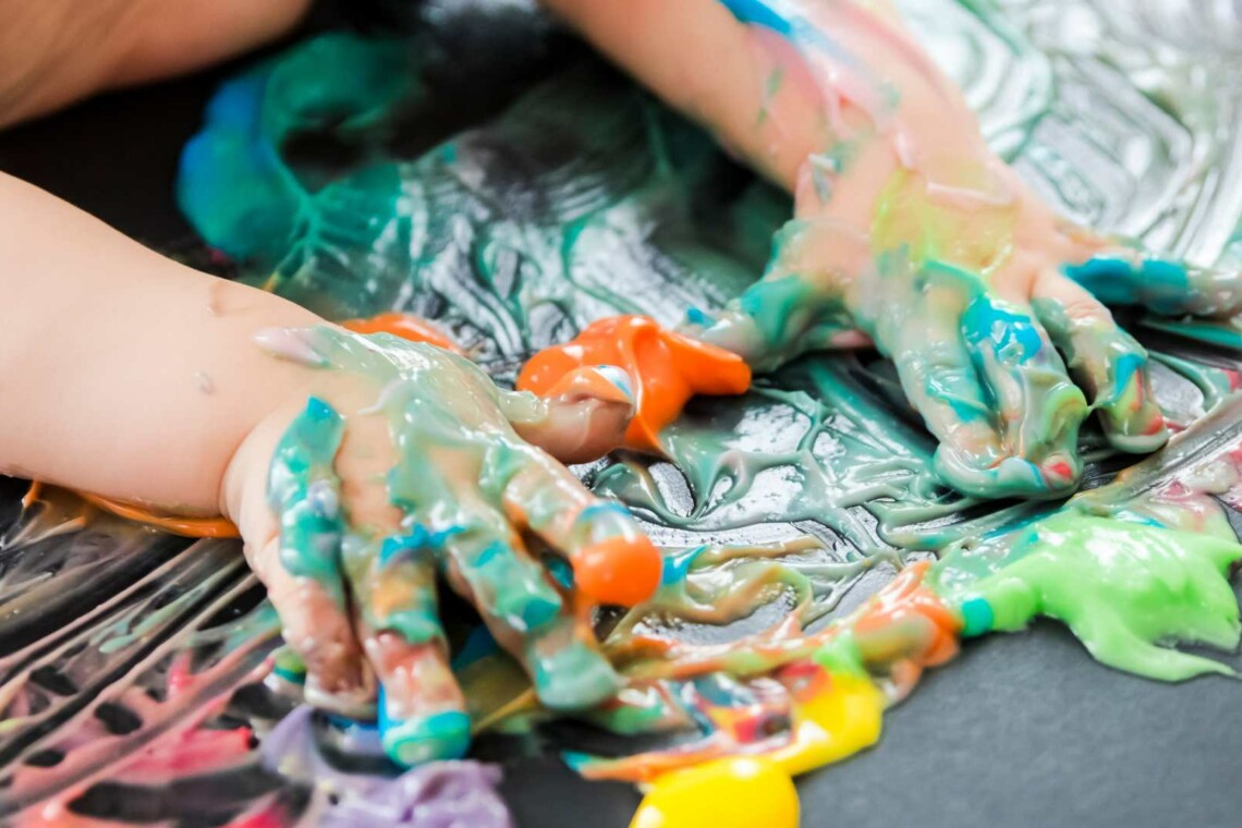 Activité peinture pour tout-petits : peindre avec de l'eau 