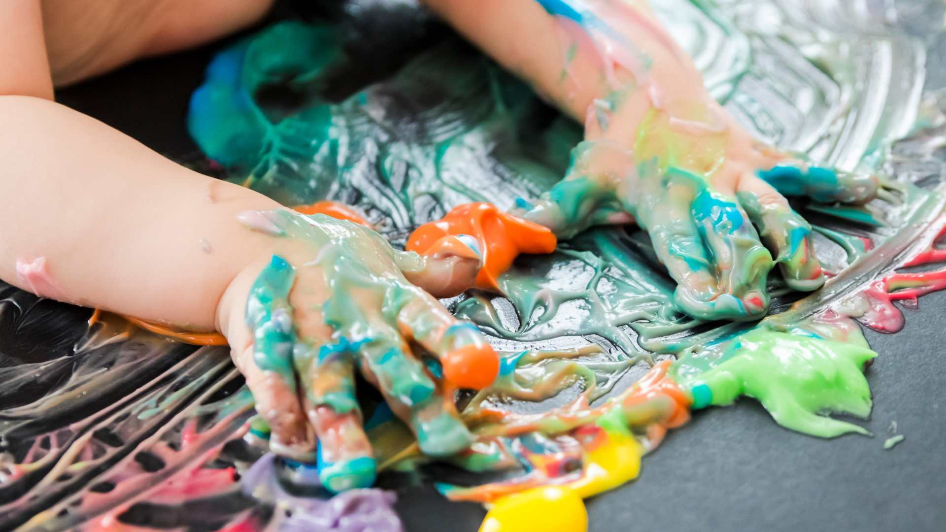 La peinture propre : une activité d'éveil pour les bébés