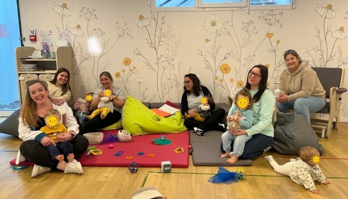 Crèche avec une équipe de femme