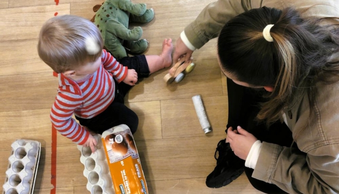 Enfants jouant avec une professionnelle en crèche